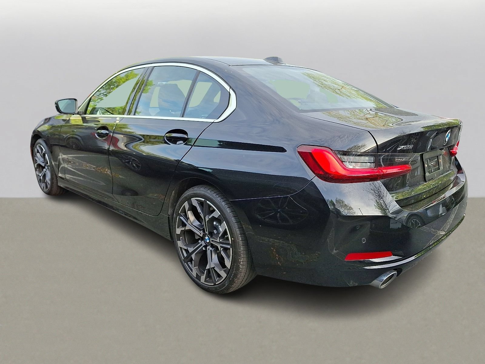 Used 2025 BMW 330i xDrive Sedan w/ Premium Package AWD/4WD image 5