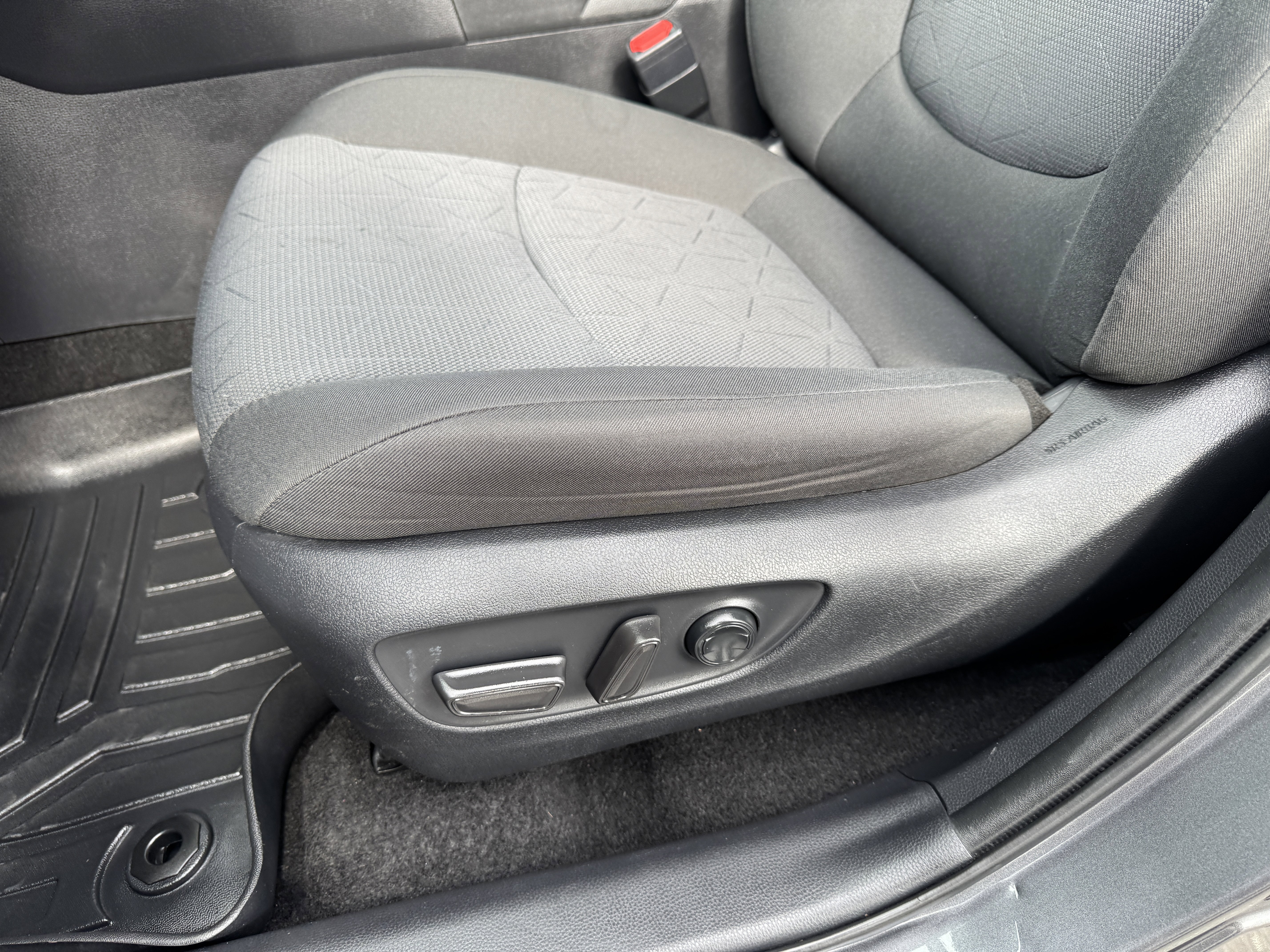 Used 2021 Toyota RAV4 XLE image 15