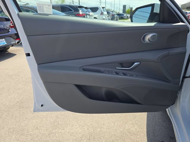 Used 2025 Hyundai Elantra SE FWD image 13