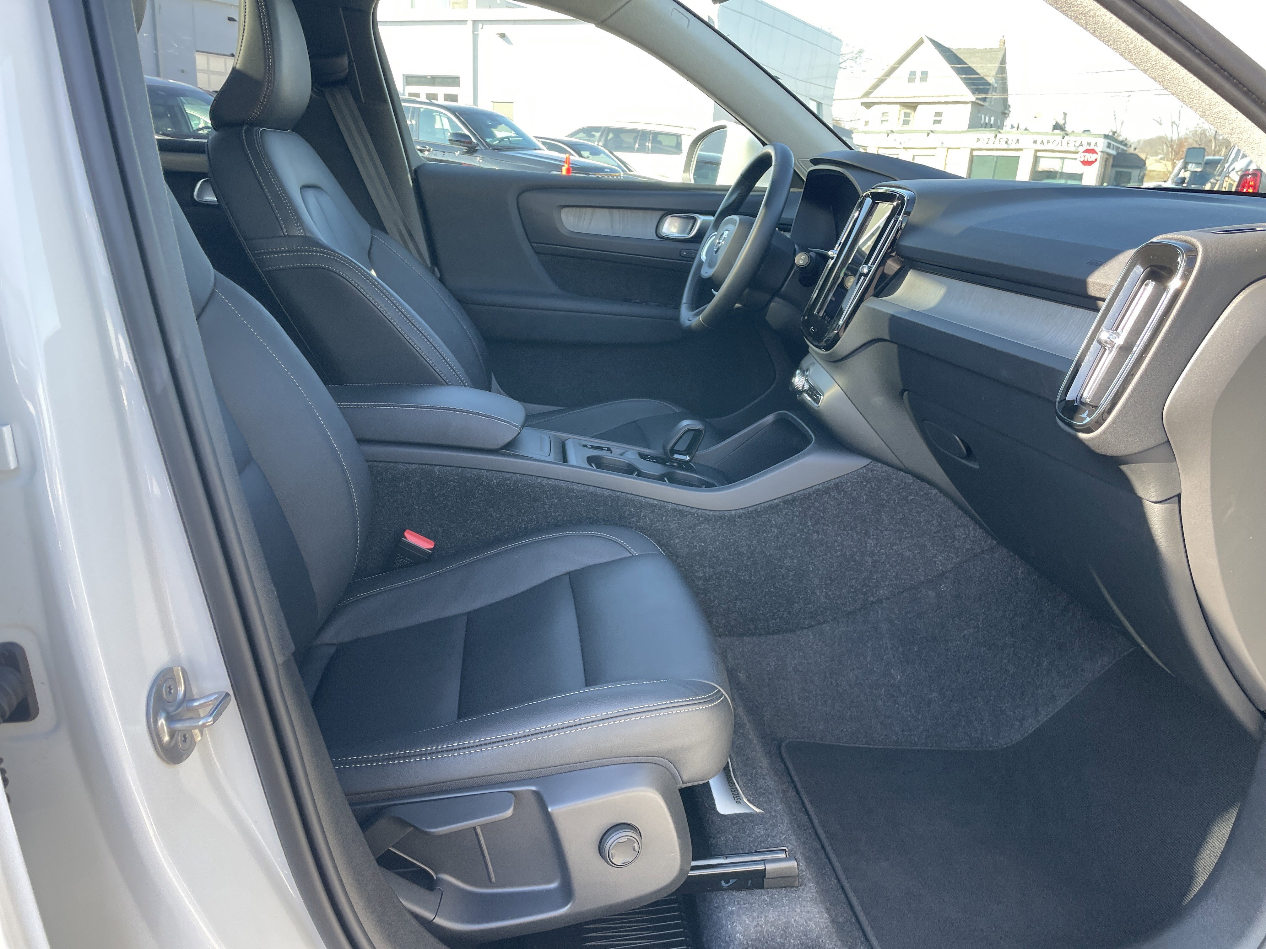 Used 2025 Volvo XC40 B5 Core image 13