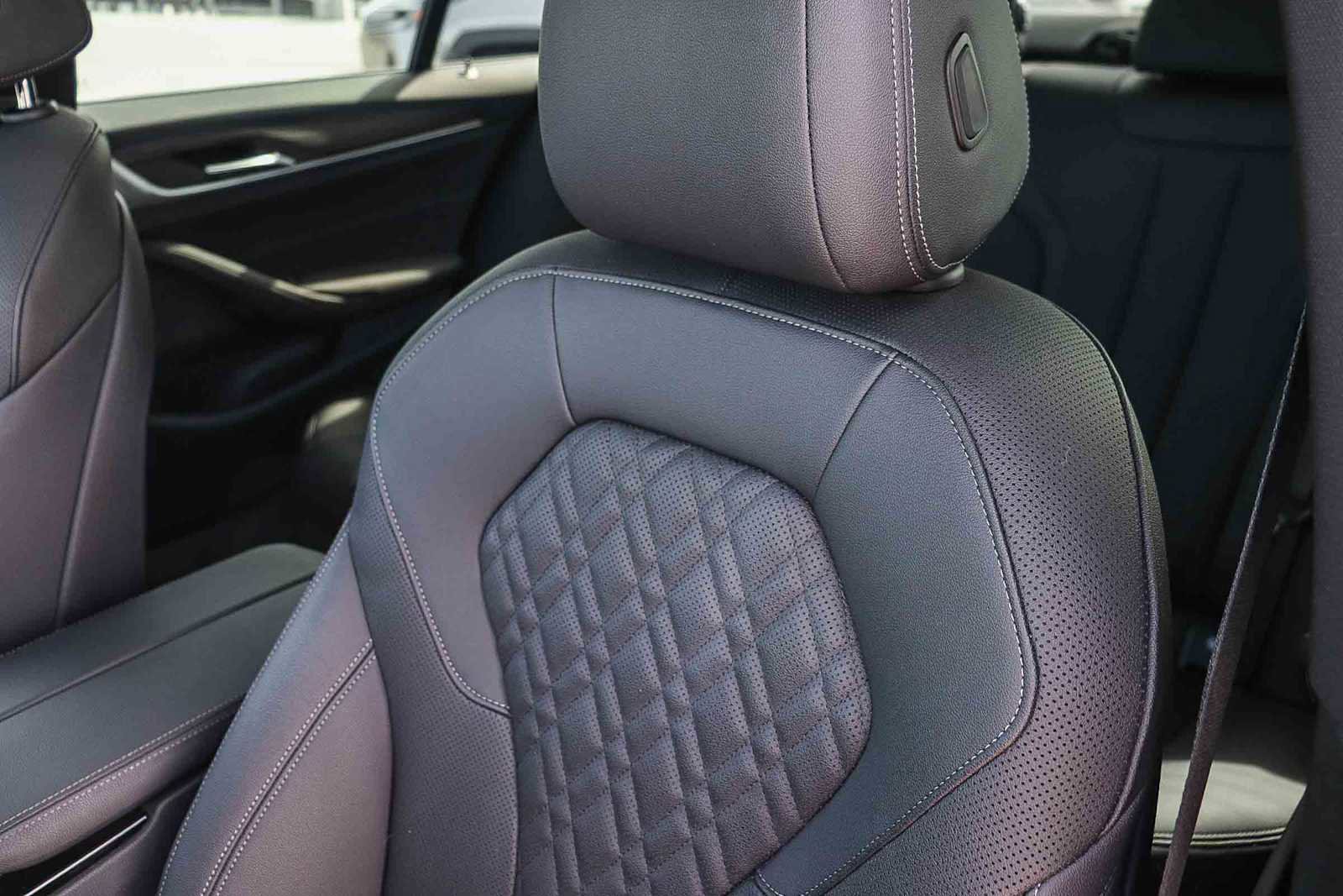 Used 2022 BMW 530e w/ M Sport Package image 37