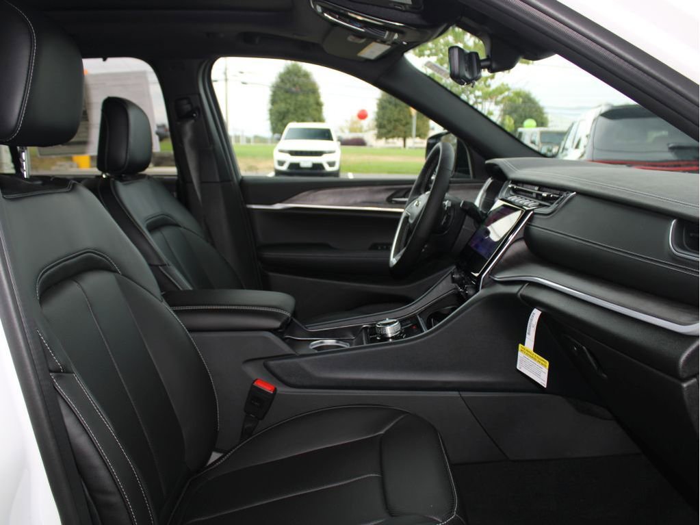 New 2025 Jeep Grand Cherokee Limited w/ Luxury Tech Group II image 34