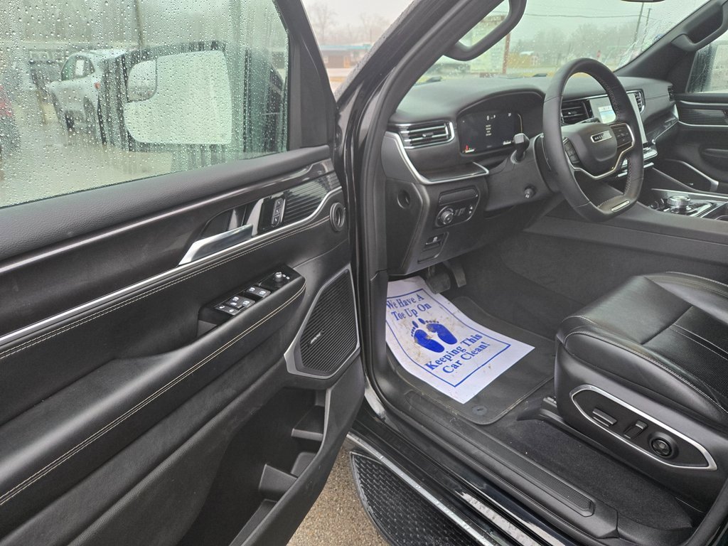 Used 2023 Jeep Wagoneer 4WD w/ Premium Group I image 6