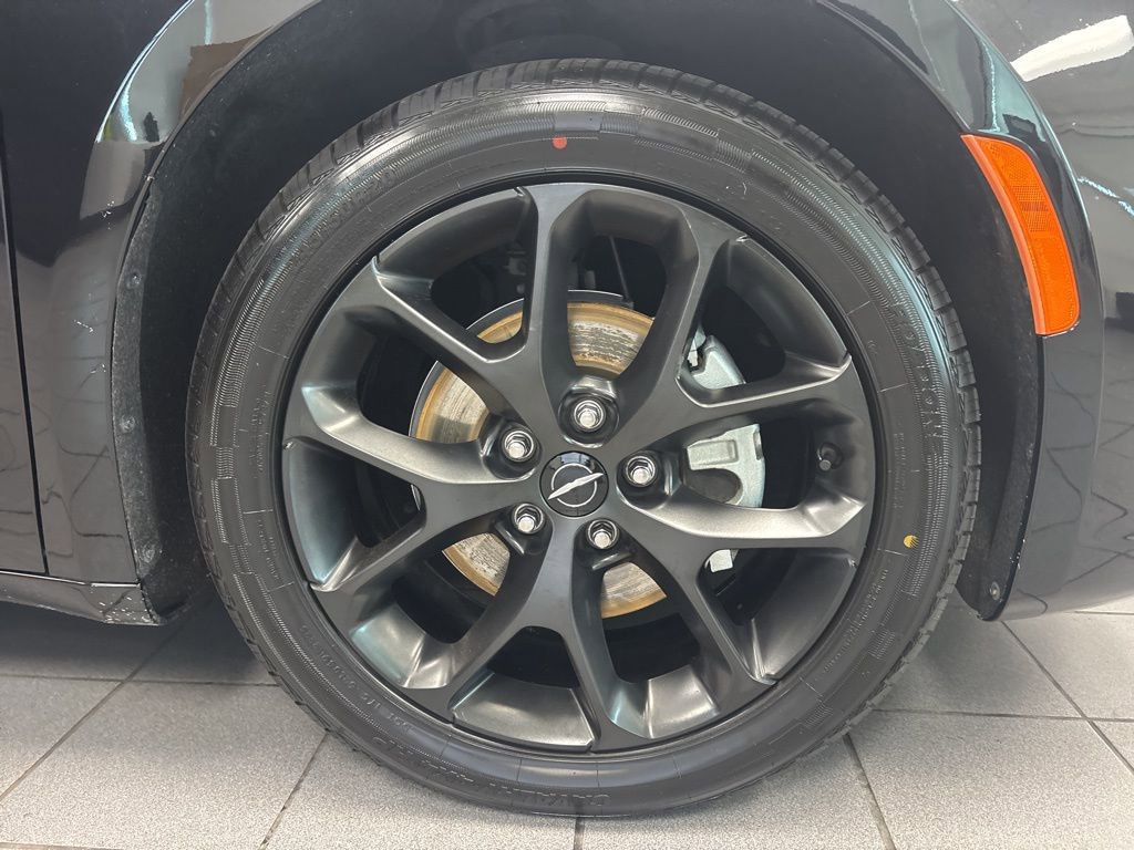 Used 2025 Chrysler Pacifica Limited image 10