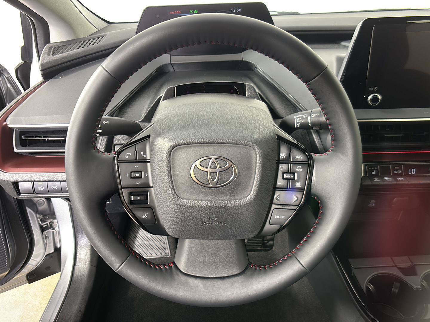 Used 2025 Toyota Prius Plug-In Hybrid FWD image 30