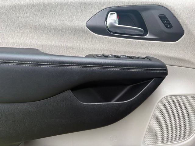 Used 2023 Chrysler Pacifica Touring-L FWD image 22