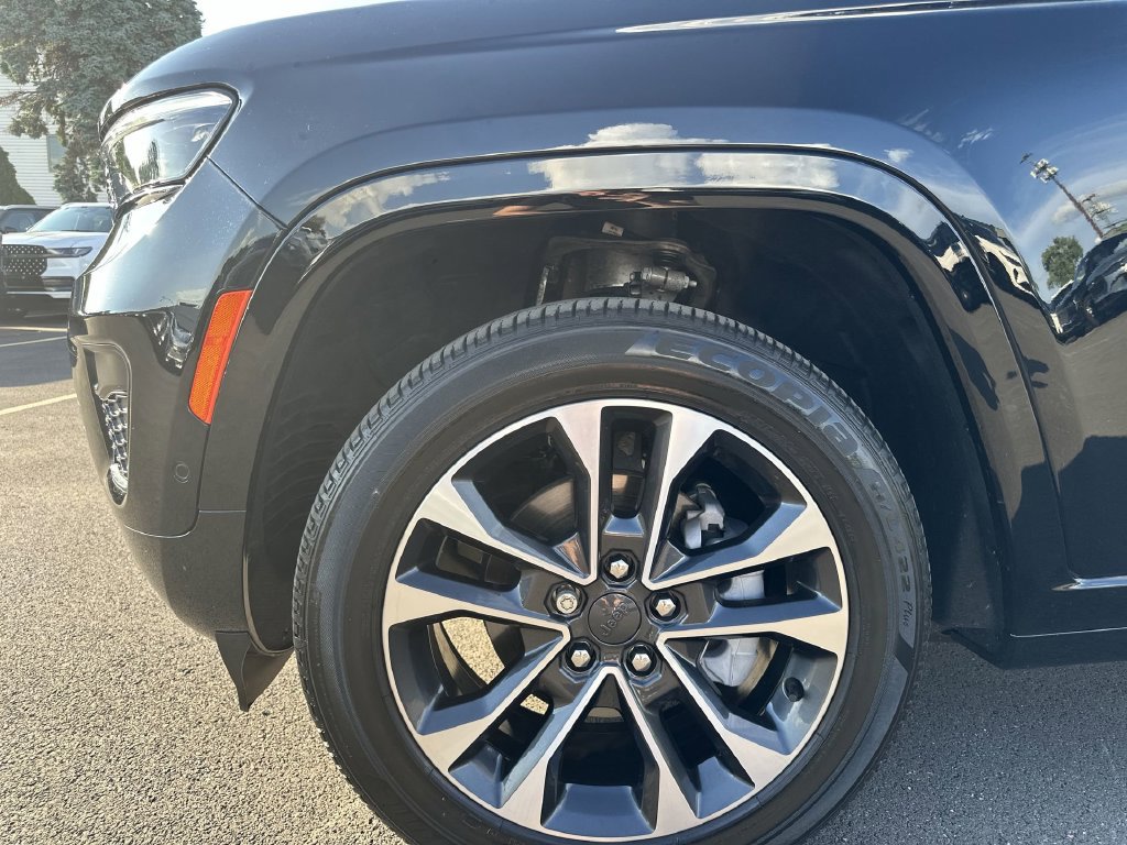 Used 2023 Jeep Grand Cherokee Overland w/ Luxury Tech Group IV AWD/4WD image 19