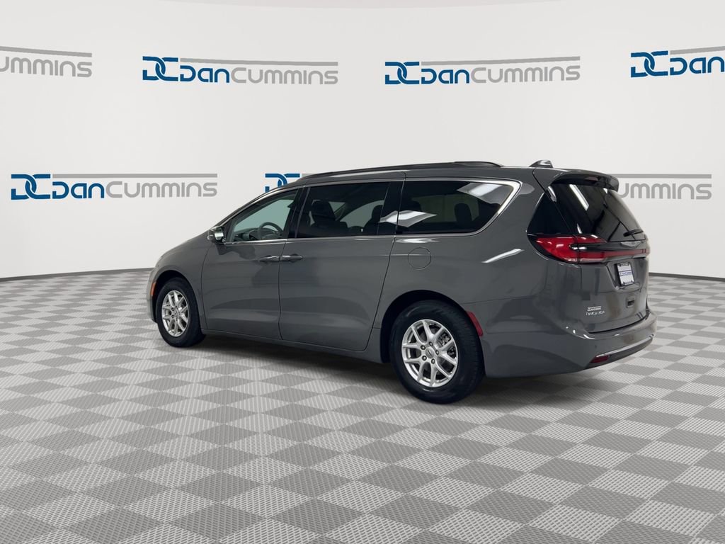 Used 2022 Chrysler Pacifica Touring-L image 6