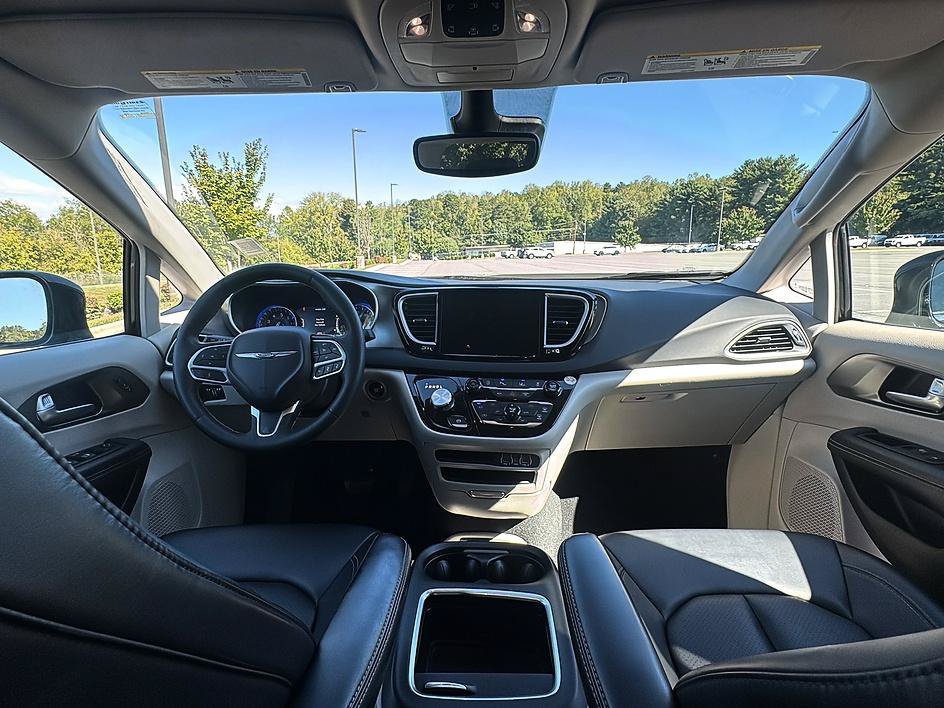 Used 2024 Chrysler Pacifica Touring-L FWD image 30