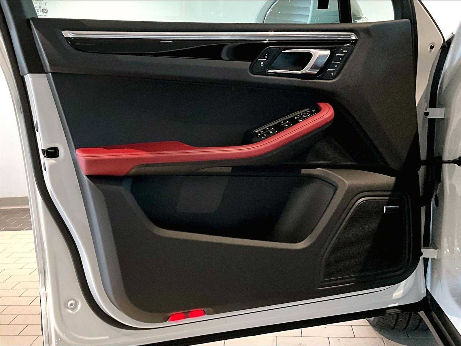 Used 2025 Porsche Macan image 26