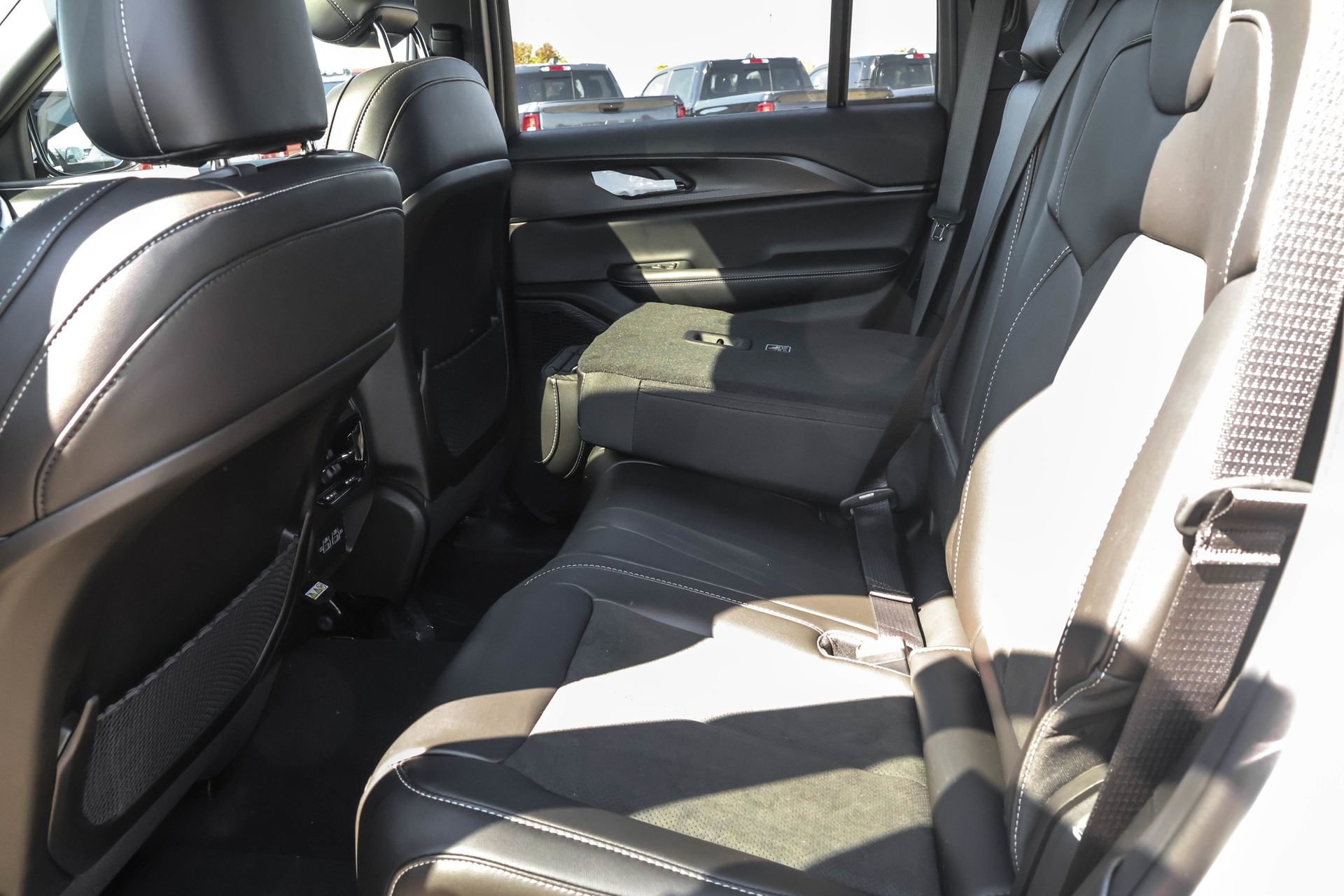 New 2025 Jeep Grand Cherokee Altitude image 15