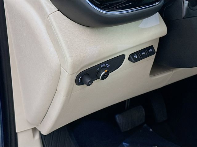 Used 2023 Buick Envision Avenir image 12