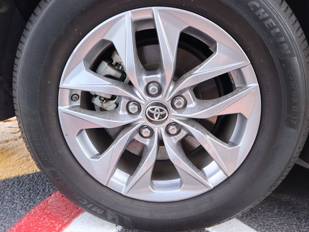 Used 2021 Toyota Sienna XLE FWD image 18
