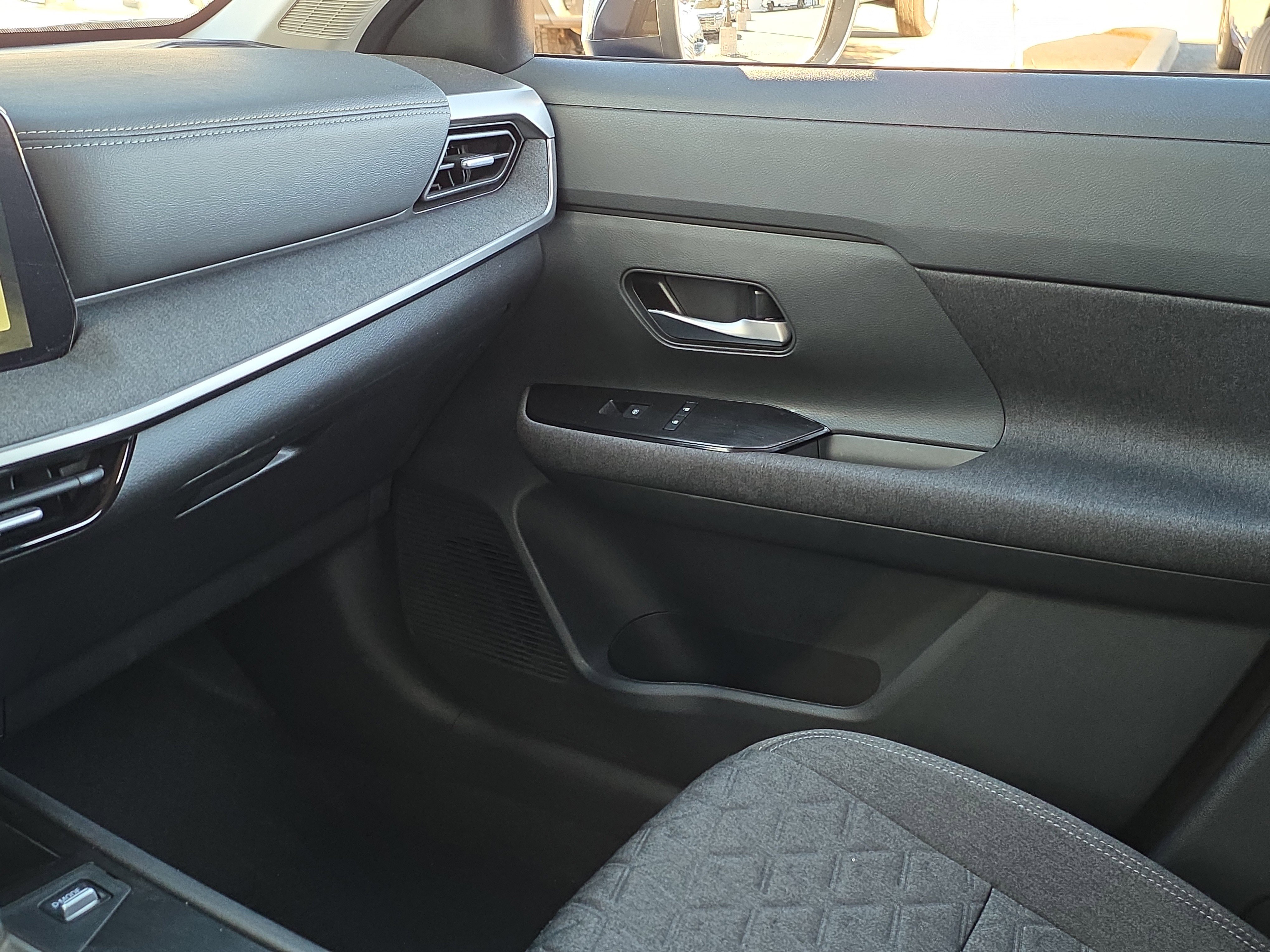 Used 2025 Nissan Kicks SV image 25