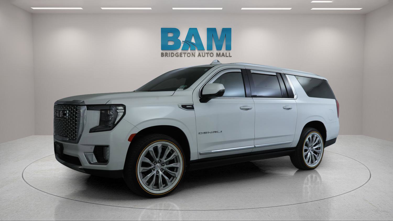 Certified 2022 GMC Yukon XL Denali w/ Denali Premium Package AWD/4WD image 3