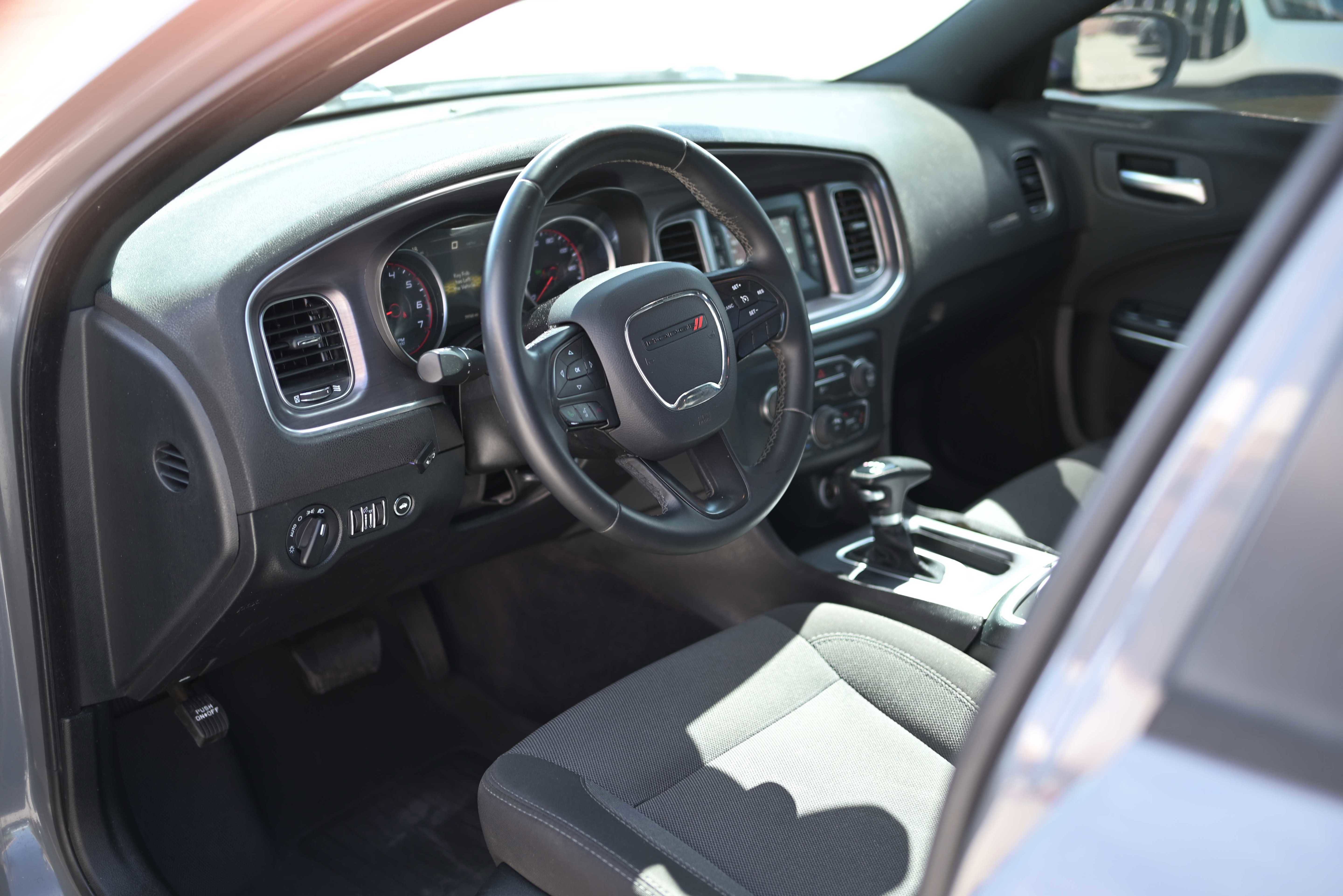 Used 2017 Dodge Charger SE RWD image 5