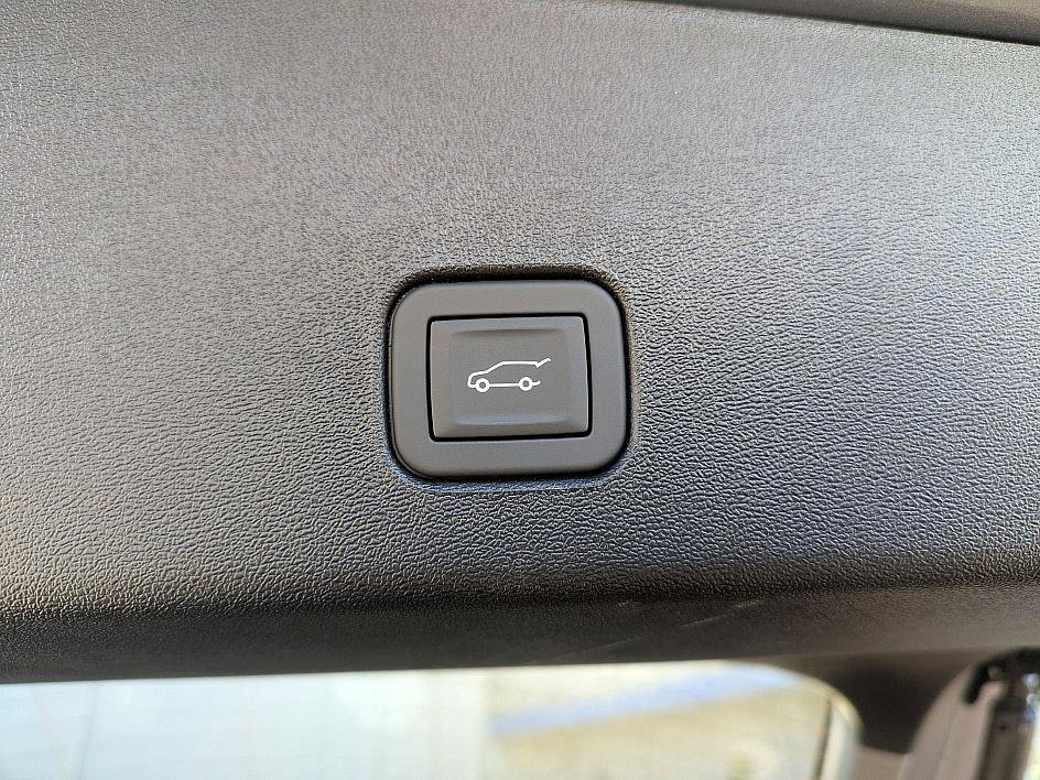 New 2026 Cadillac Optiq Luxury 2 image 24