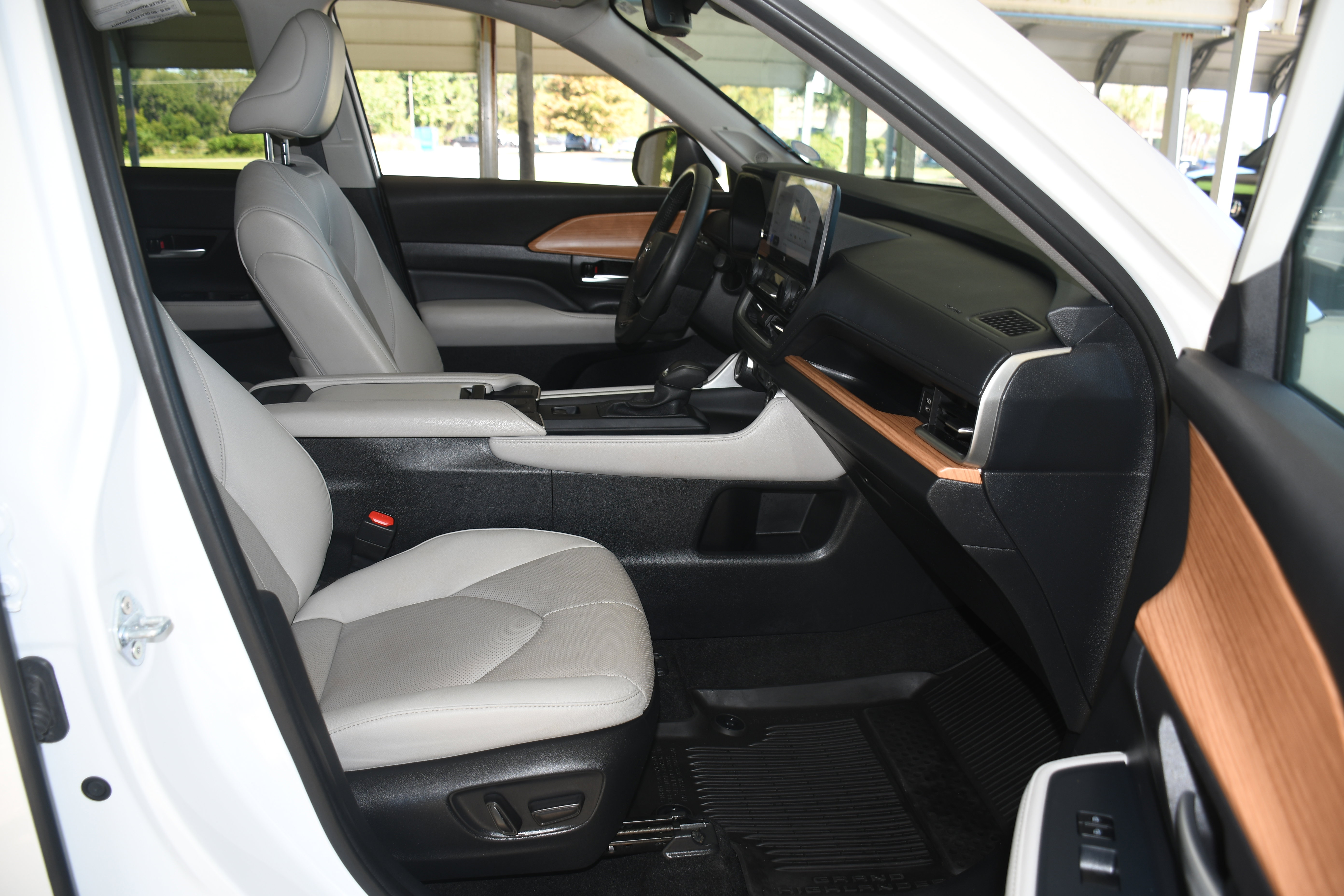 Used 2024 Toyota Grand Highlander Limited image 24