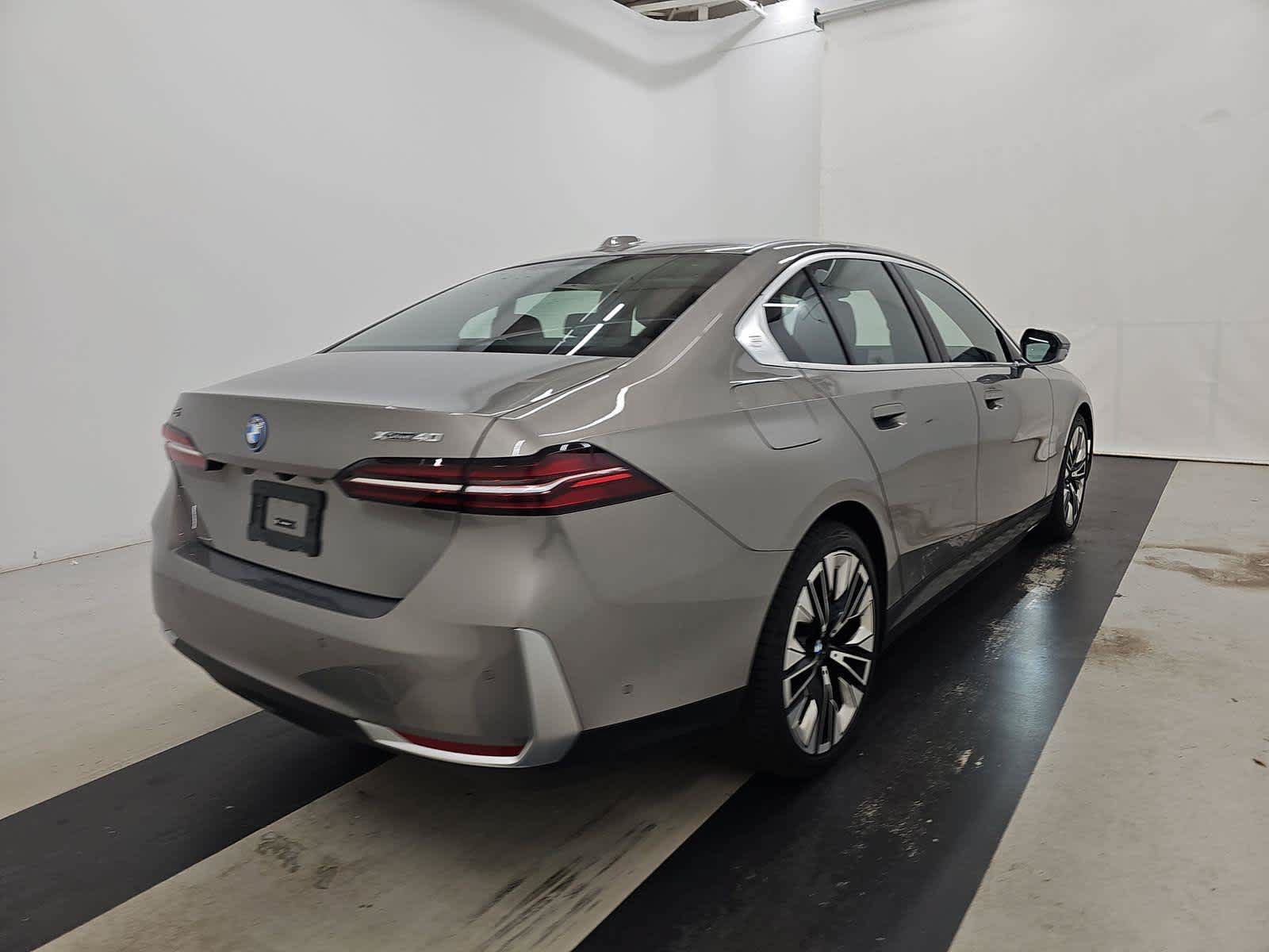 Used 2026 BMW i5 eDrive40 AWD/4WD image 3