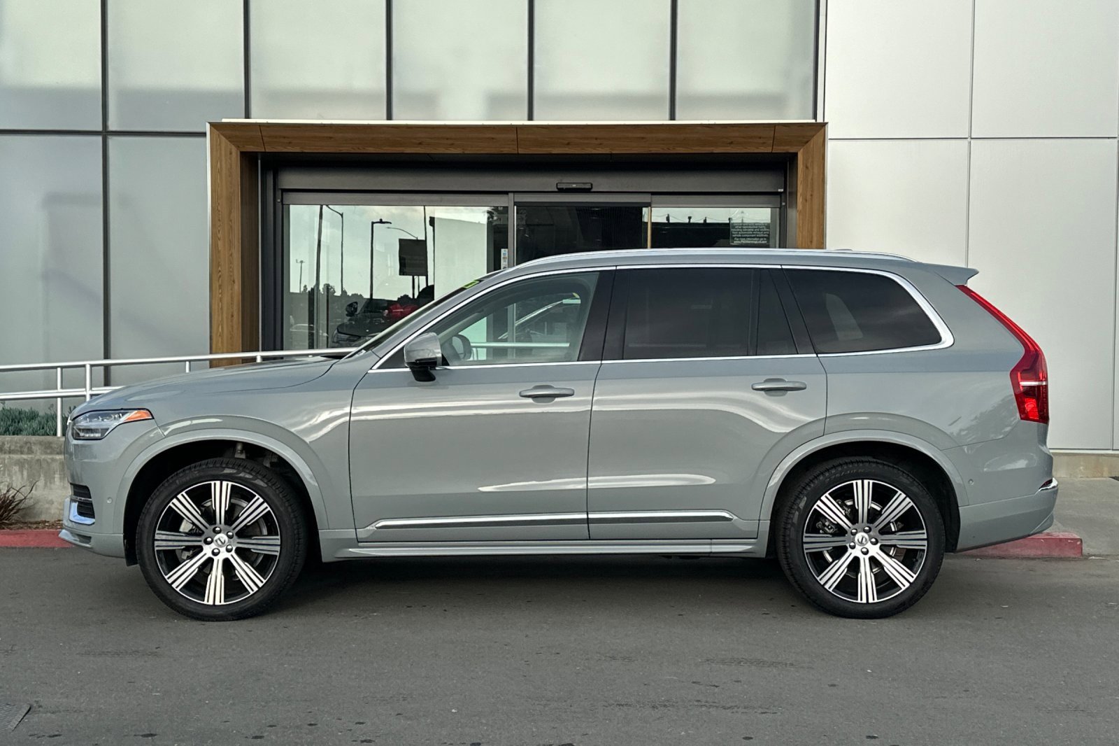 Certified 2025 Volvo XC90 B6 Ultra w/ Protection Package Premier image 6