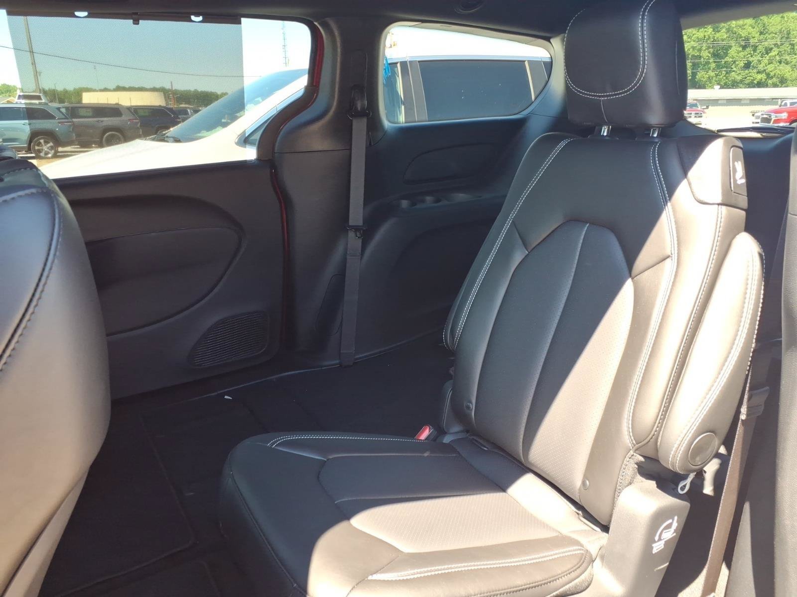 New 2027 Chrysler Pacifica Select FWD image 7