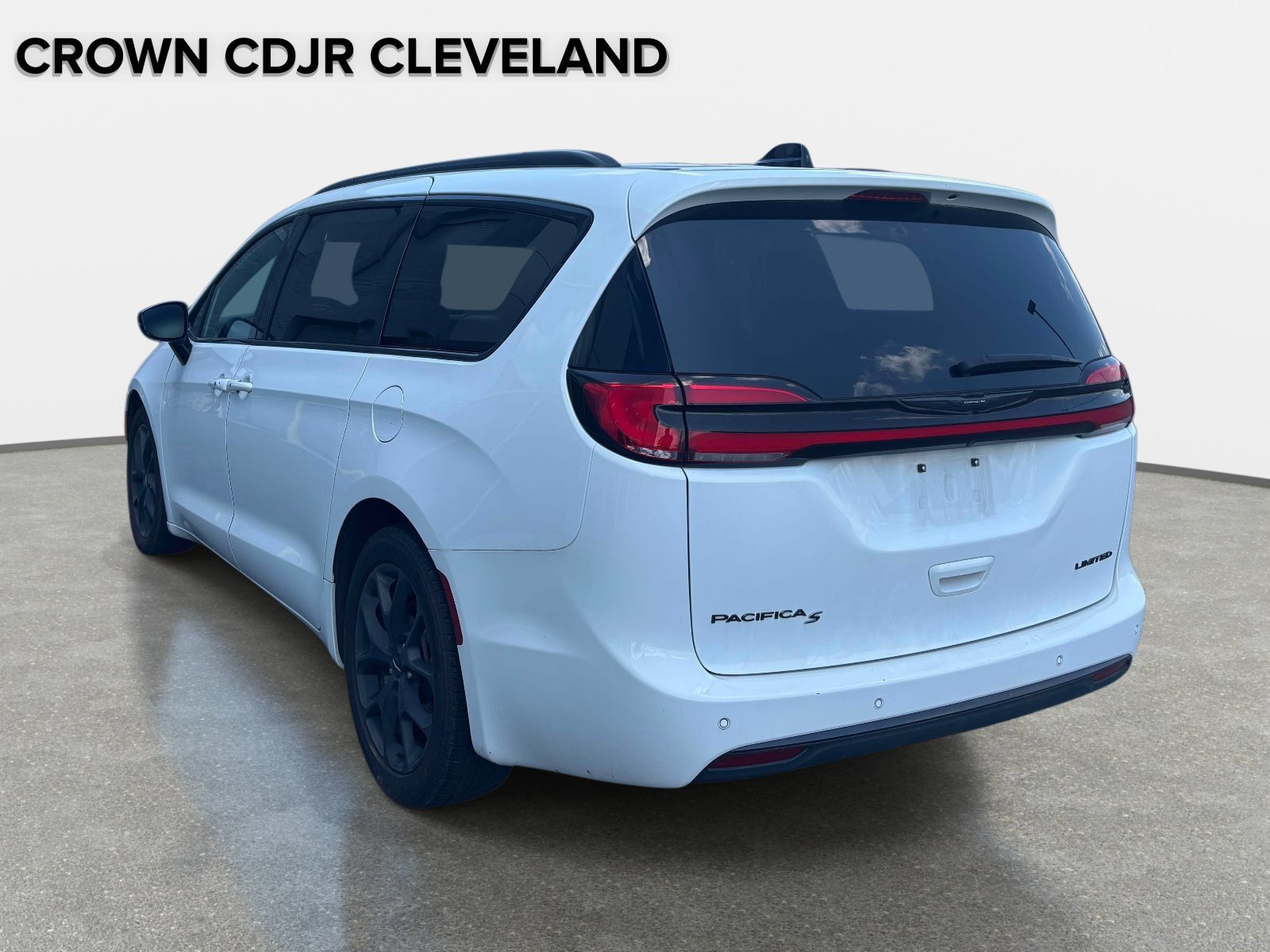 Used 2025 Chrysler Pacifica Limited FWD image 36