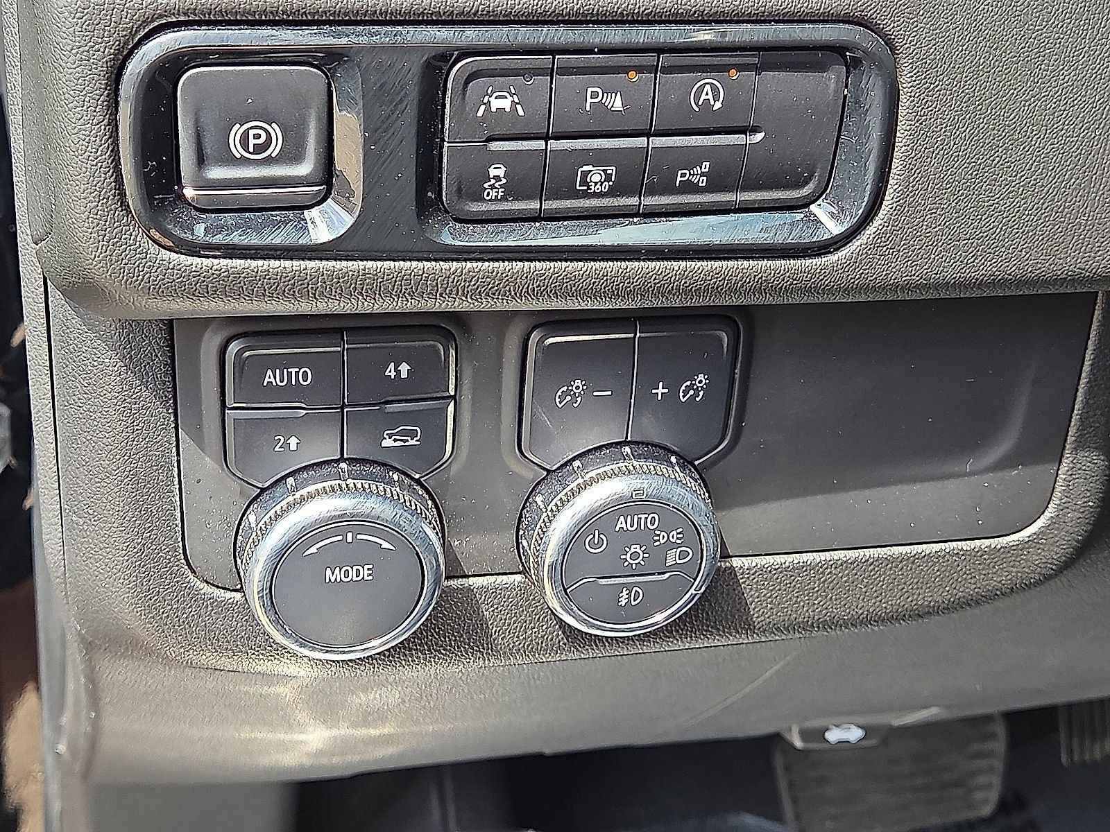 Used 2025 GMC Yukon XL Denali AWD/4WD image 24