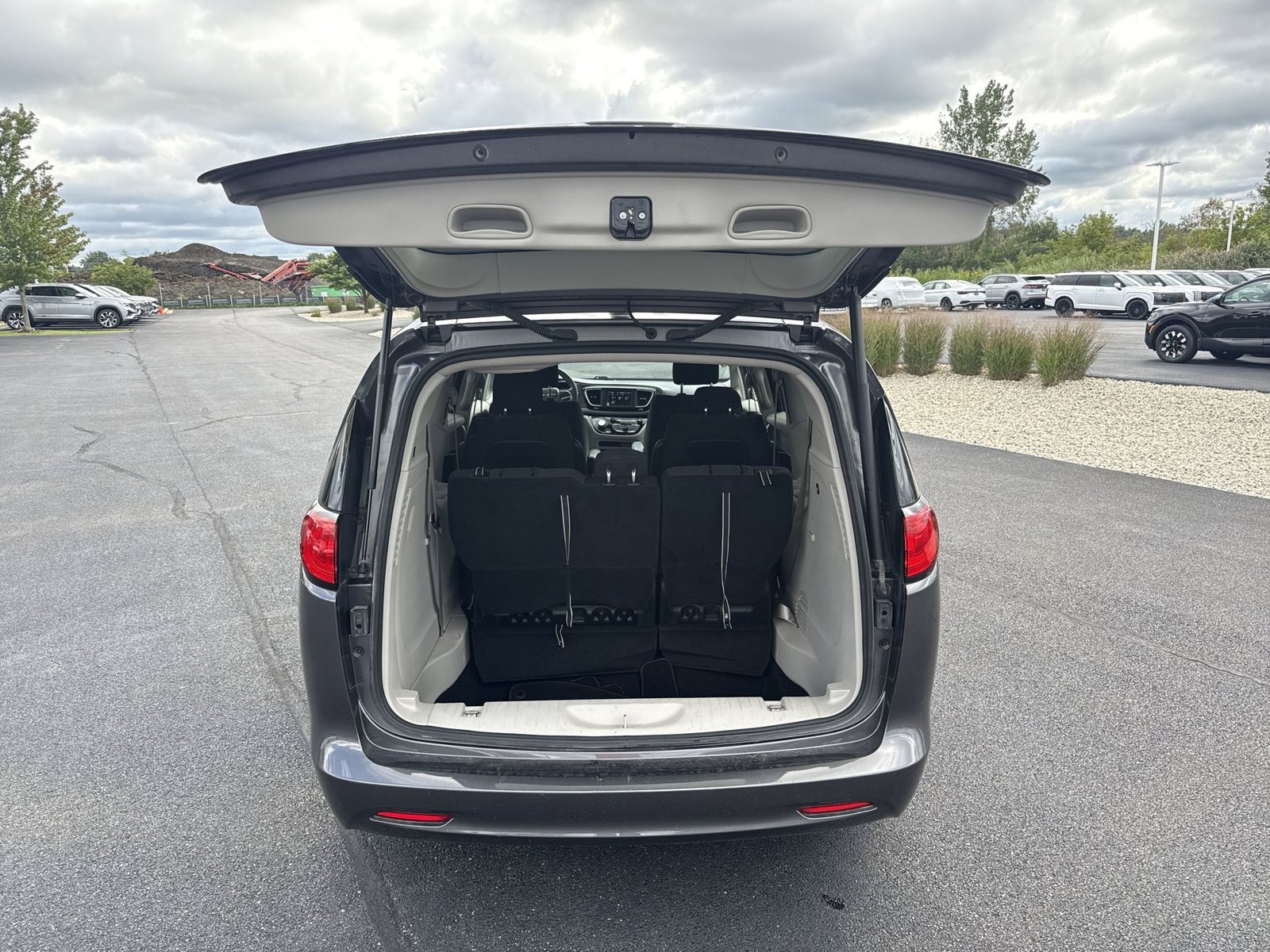 Used 2022 Chrysler Voyager LX FWD image 24