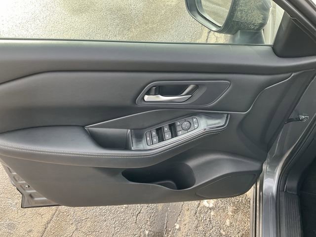 Used 2024 Nissan Rogue SV image 25