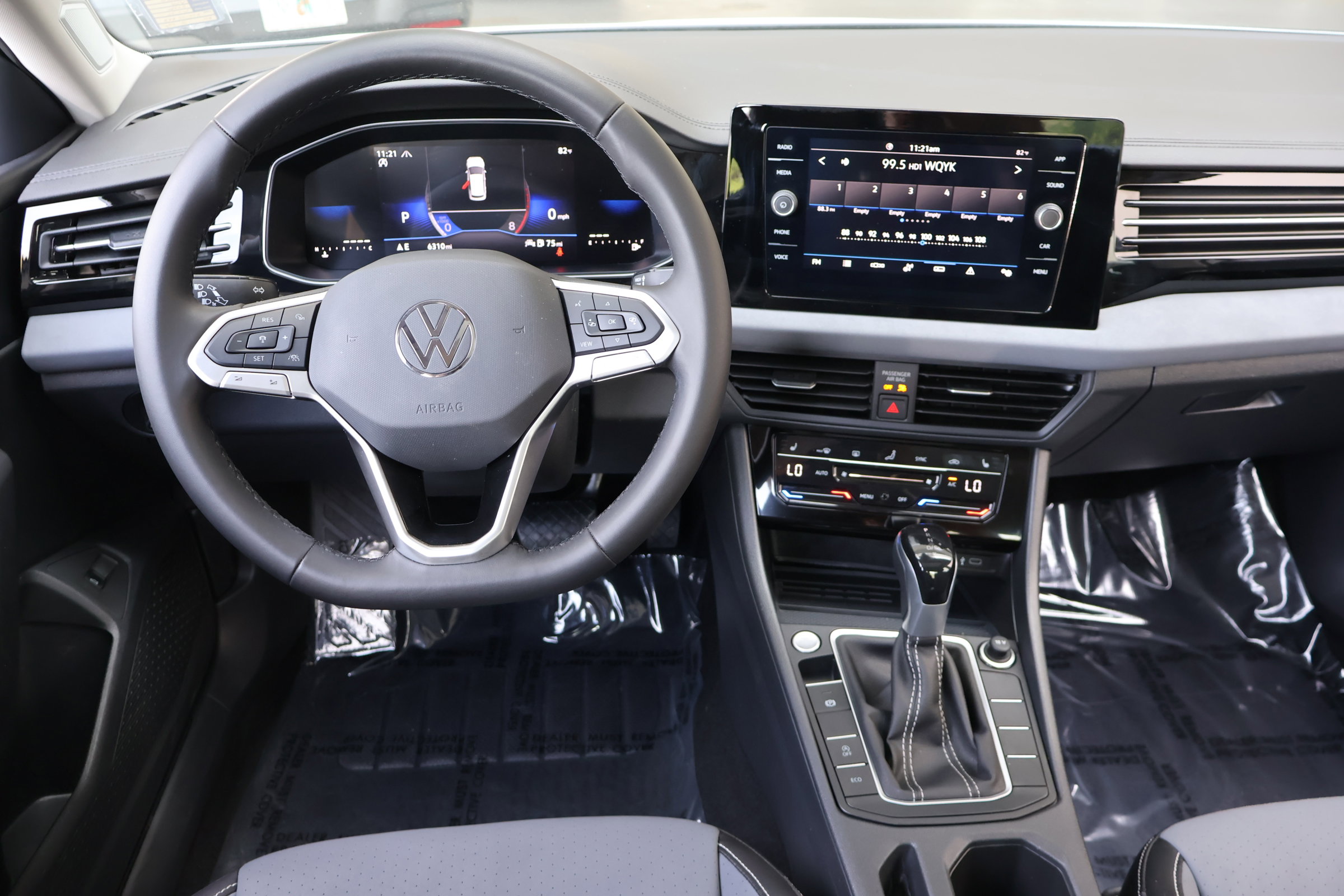 Used 2025 Volkswagen Jetta SE w/ Sunroof Package image 18