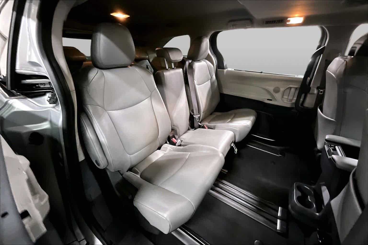 Used 2024 Toyota Sienna XLE FWD image 20