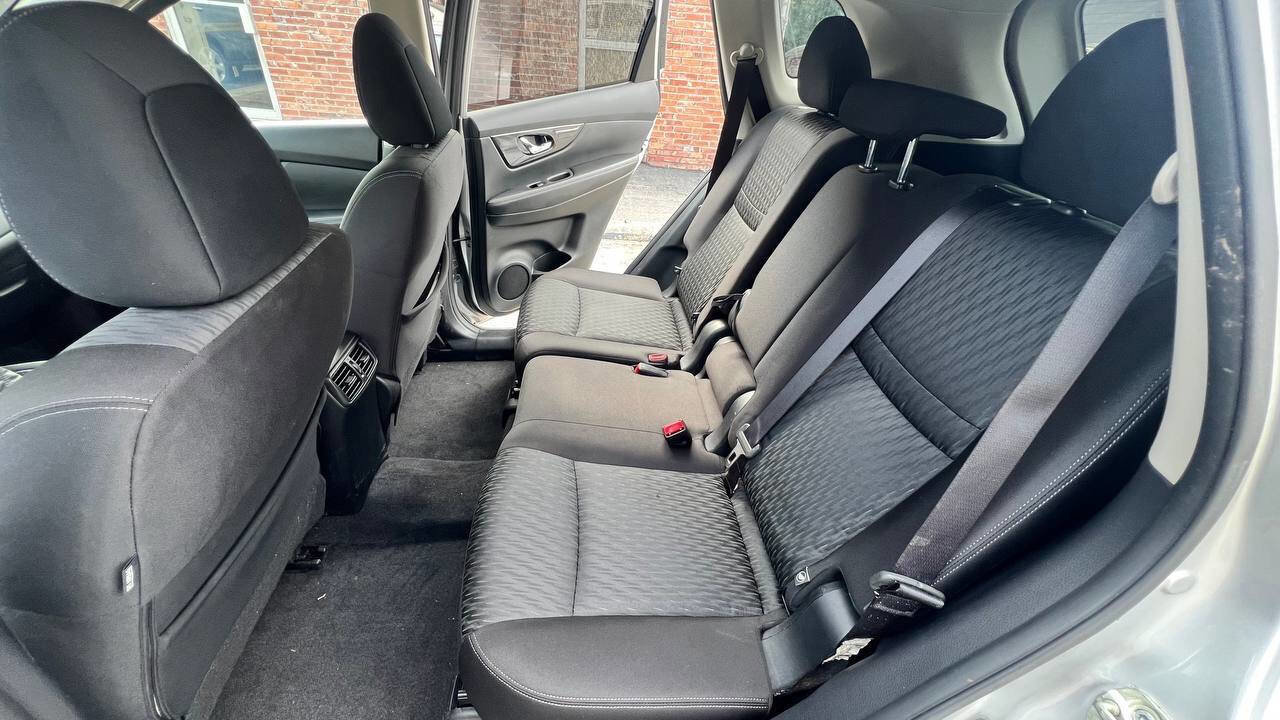Used 2019 Nissan Rogue SV w/ Sun & Sound Touring Package image 16