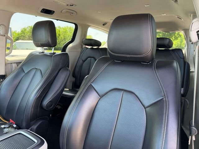 Used 2023 Chrysler Pacifica Touring-L FWD image 19