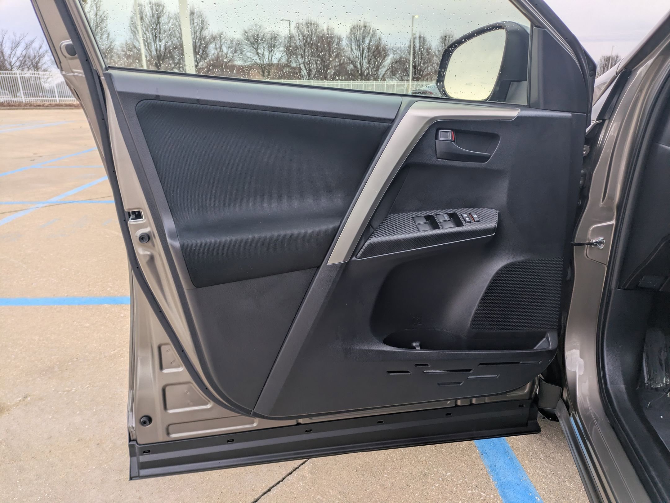 Used 2015 Toyota RAV4 LE image 11