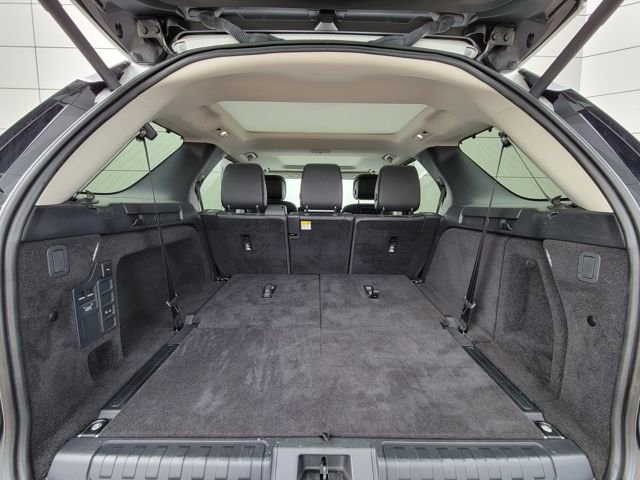 Used 2024 Land Rover Discovery S image 12