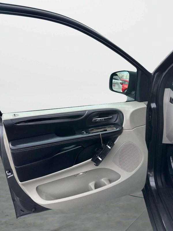 Used 2019 Dodge Grand Caravan SXT image 22