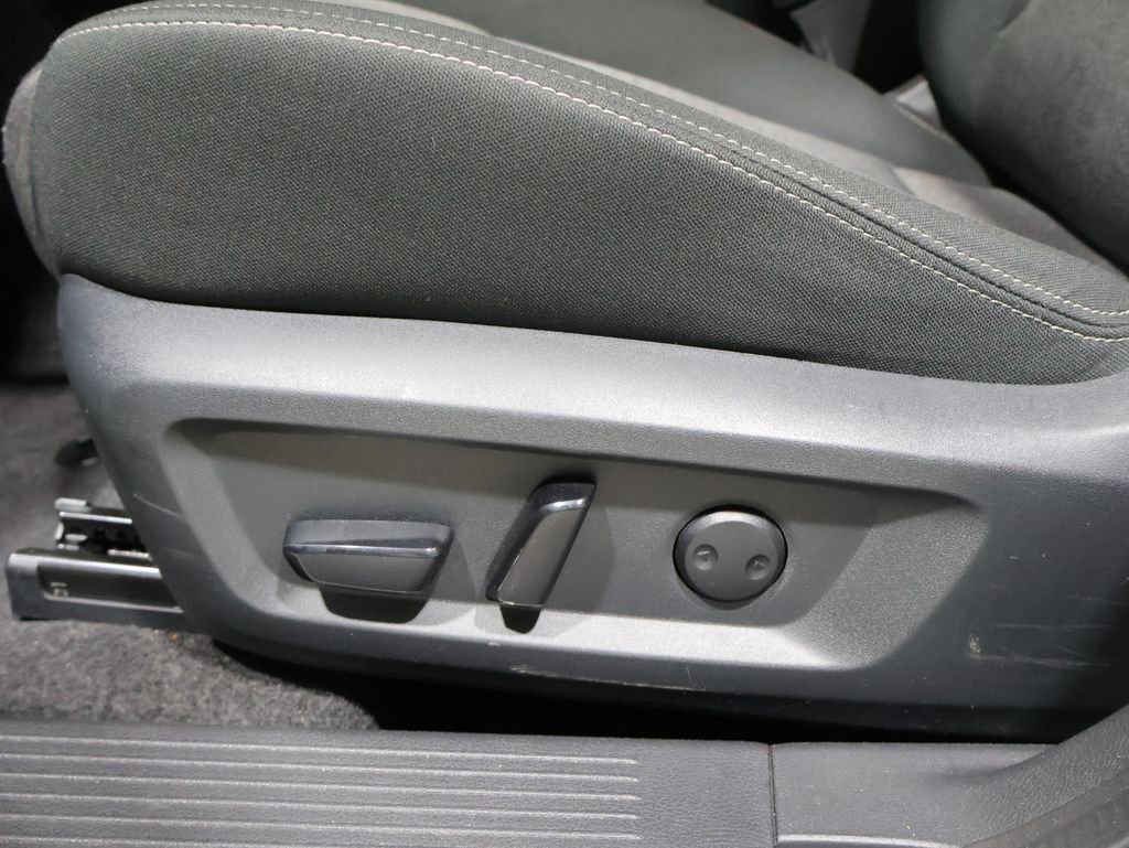 Used 2025 Nissan Rogue SV AWD/4WD image 12