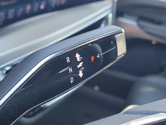Used 2024 Cadillac Lyriq Luxury AWD/4WD image 33