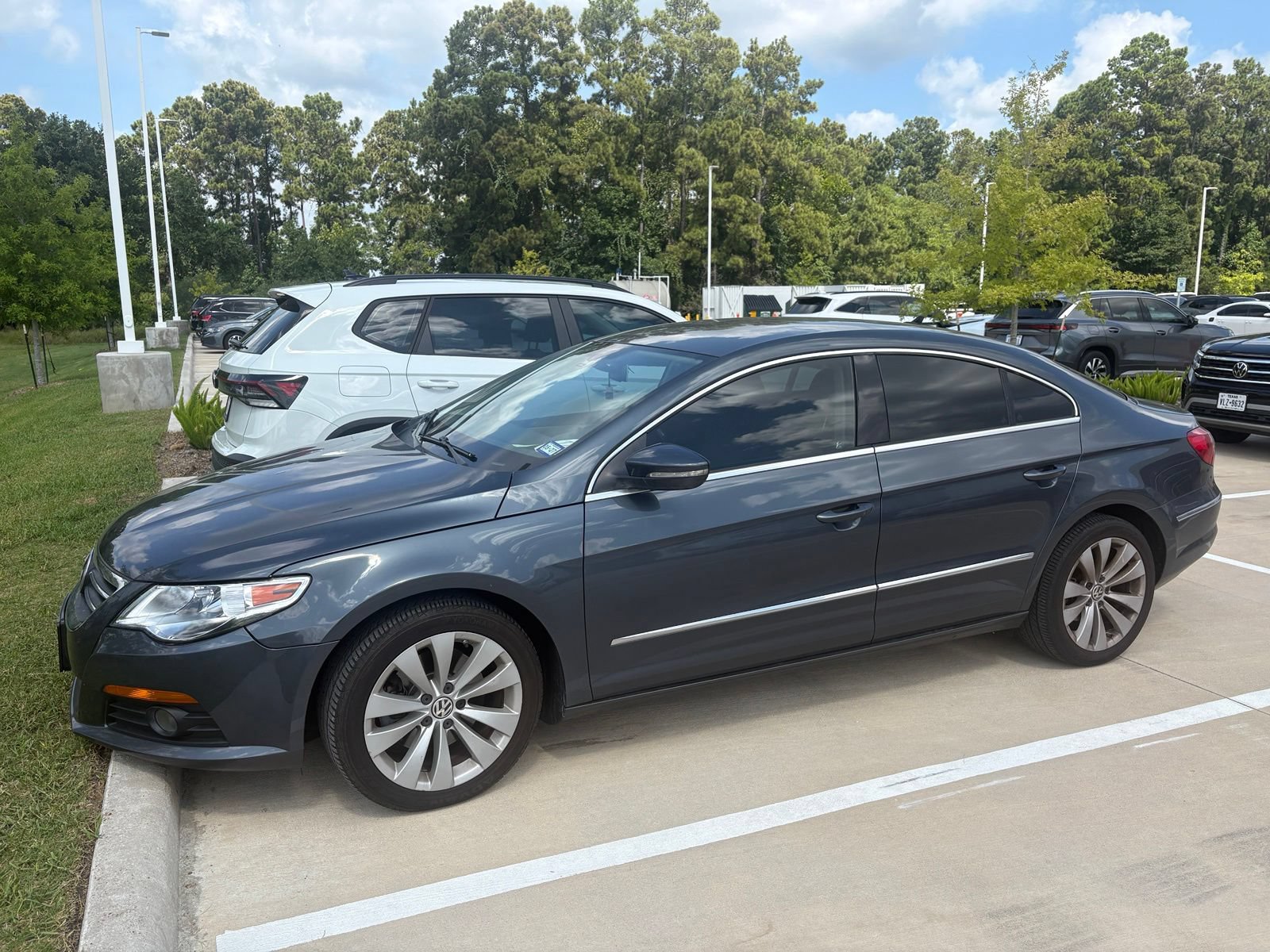 Used 2010 Volkswagen CC Sport FWD image 1