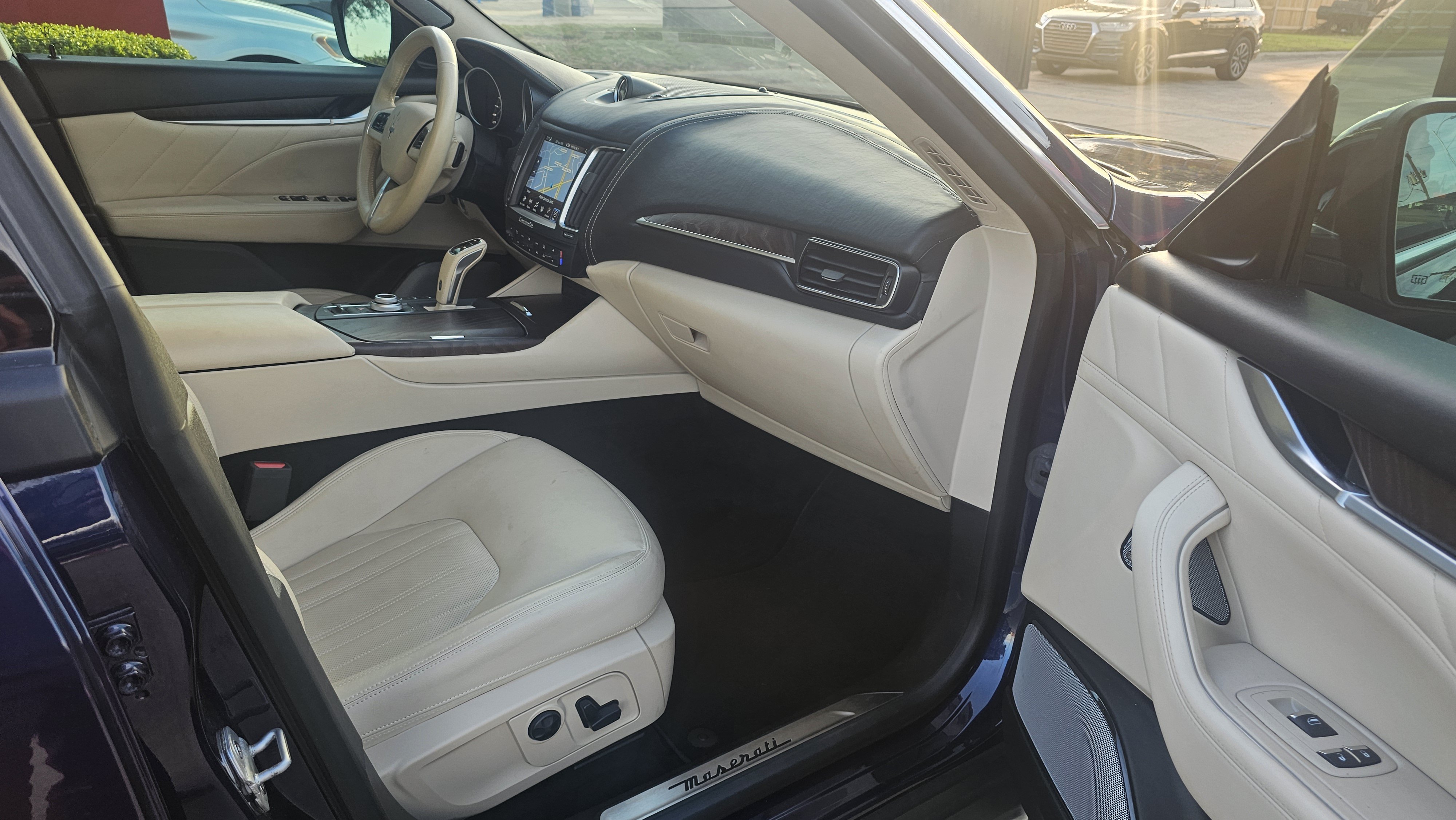 Used 2019 Maserati Levante GranLusso AWD/4WD image 37