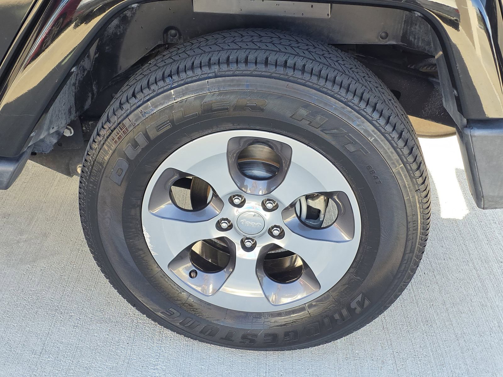 Used 2017 Jeep Wrangler Unlimited Sahara w/ Max Tow Package image 9