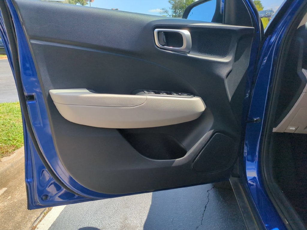 Used 2025 Hyundai Venue SEL FWD image 11