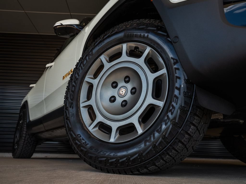 Used 2025 Rivian R1S Premium Dual AWD/4WD image 12