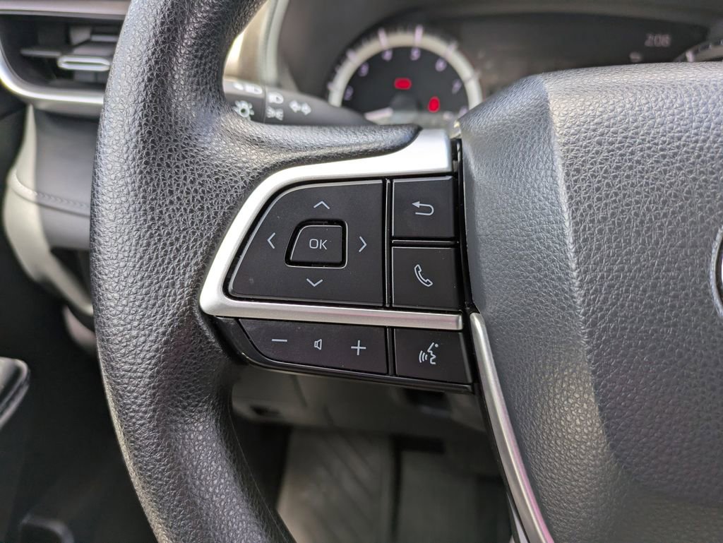 Used 2023 Toyota Highlander L FWD image 28