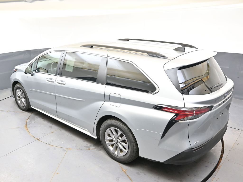 Used 2022 Toyota Sienna LE AWD/4WD image 38