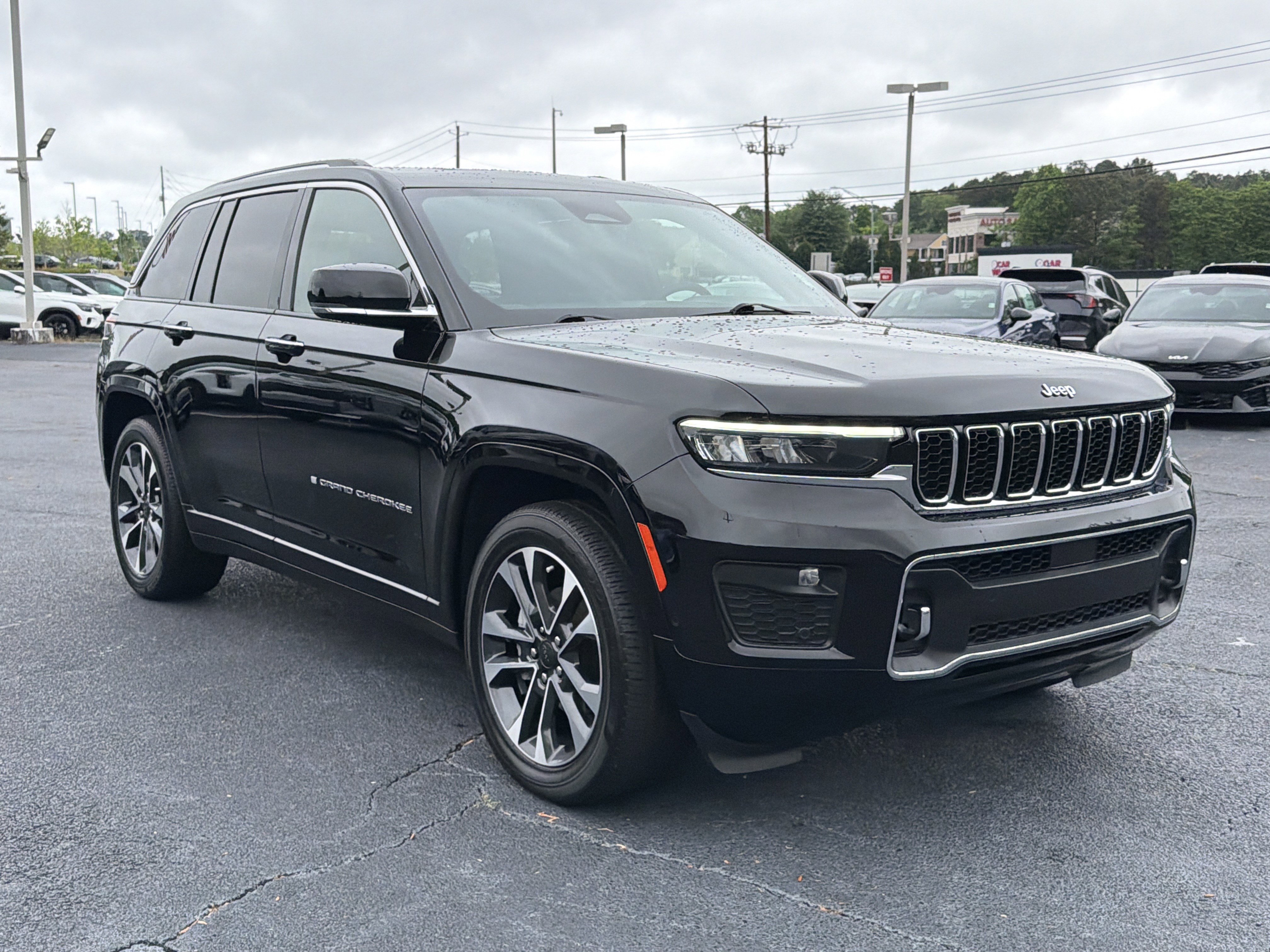 Used 2023 Jeep Grand Cherokee Overland w/ Luxury Tech Group IV AWD/4WD image 3