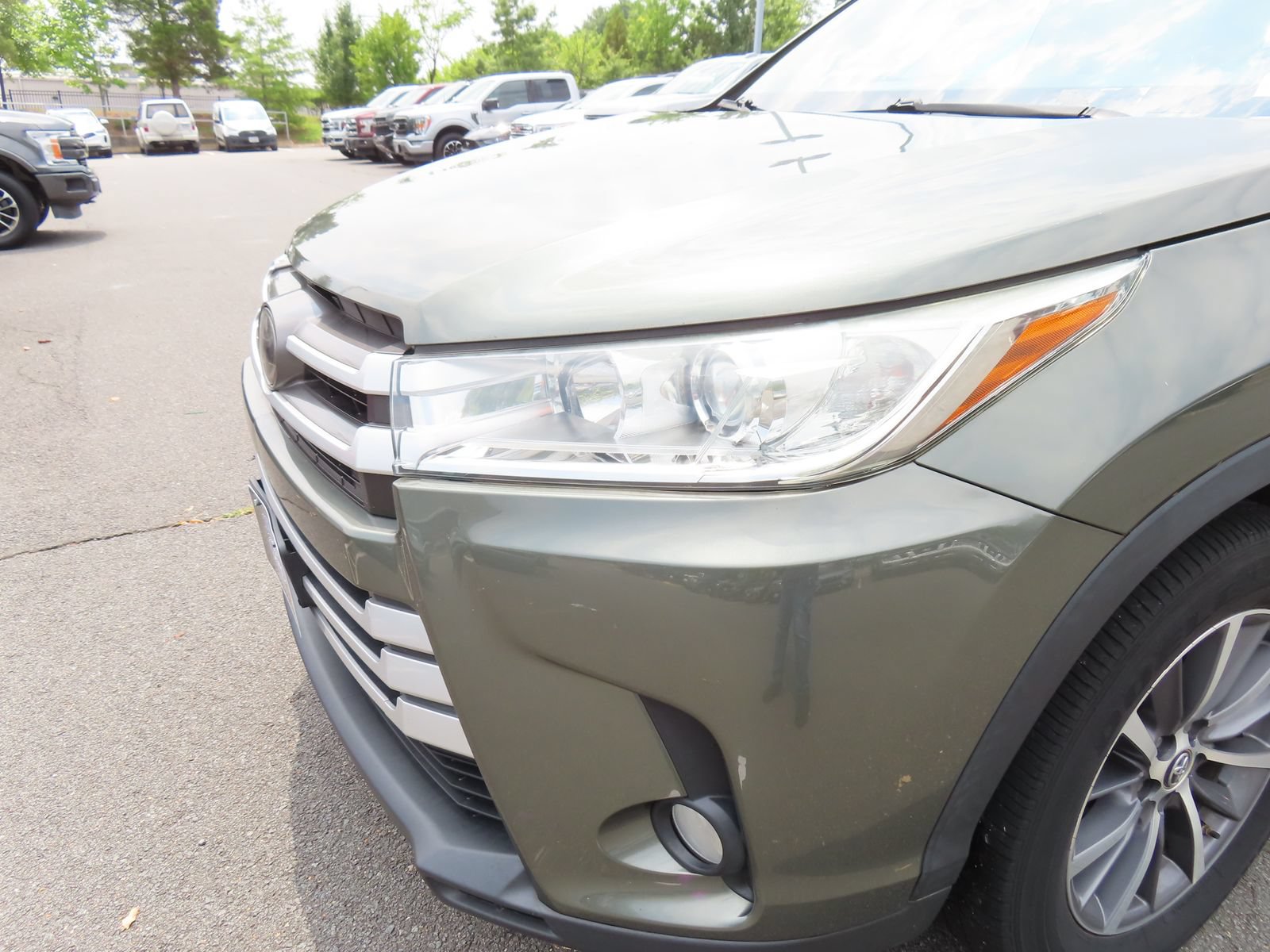 Used 2018 Toyota Highlander XLE w/ Carpet Mat Package (TMS) AWD/4WD image 10