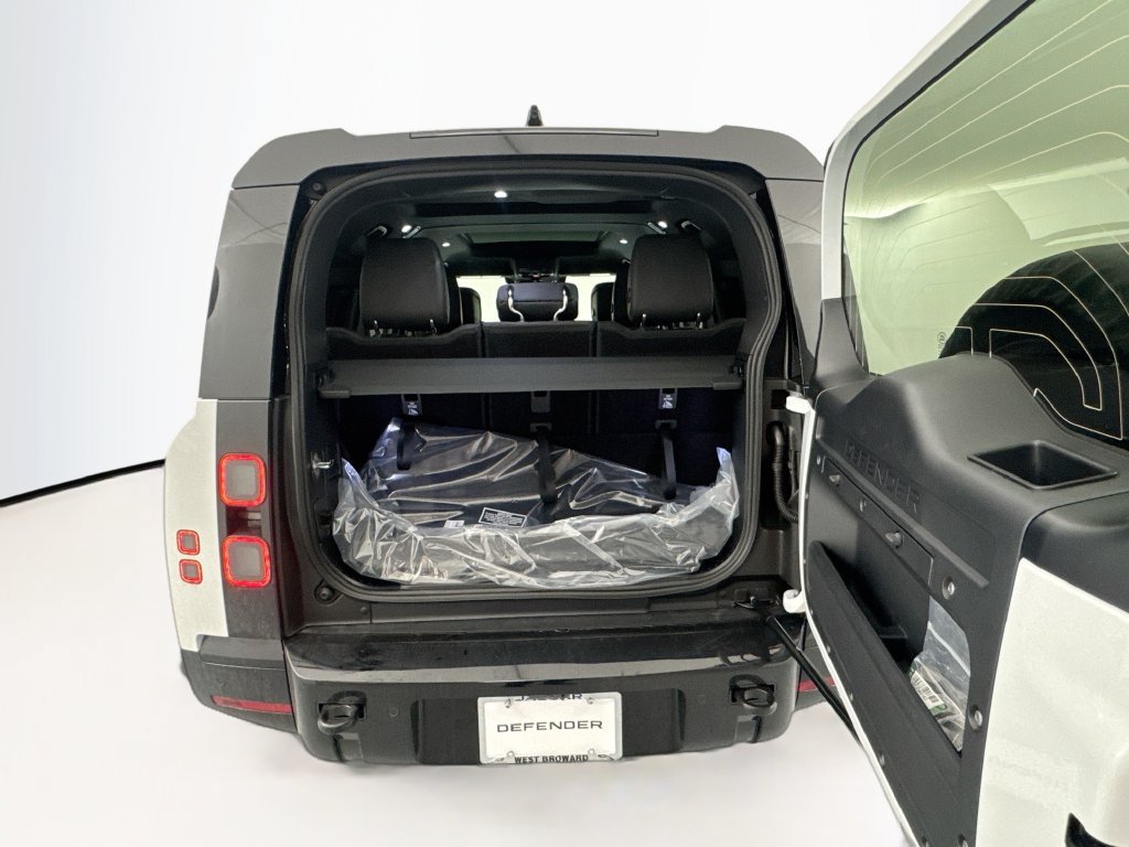 New 2026 Land Rover Defender 130 X-Dynamic SE AWD/4WD image 25