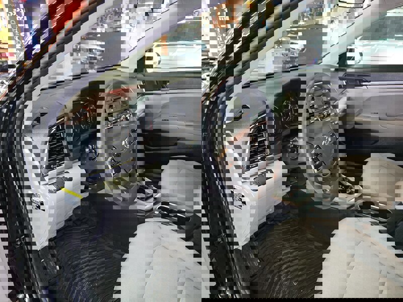 Used 2017 Hyundai Elantra SE image 7