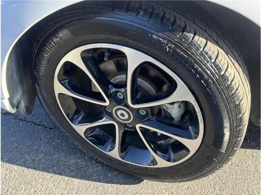 Used 2017 smart fortwo passion image 33